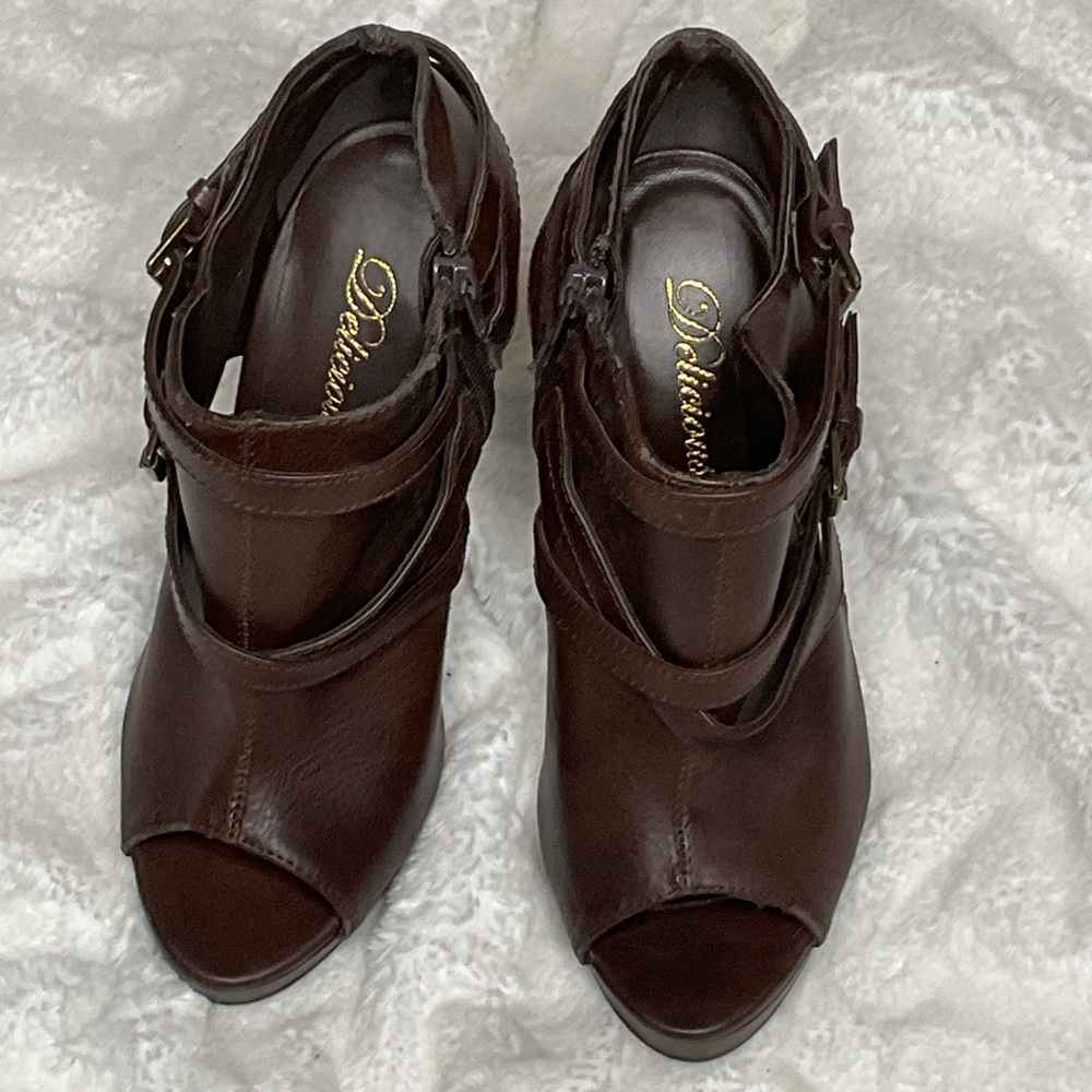 Delicious brand ankle bootie heel